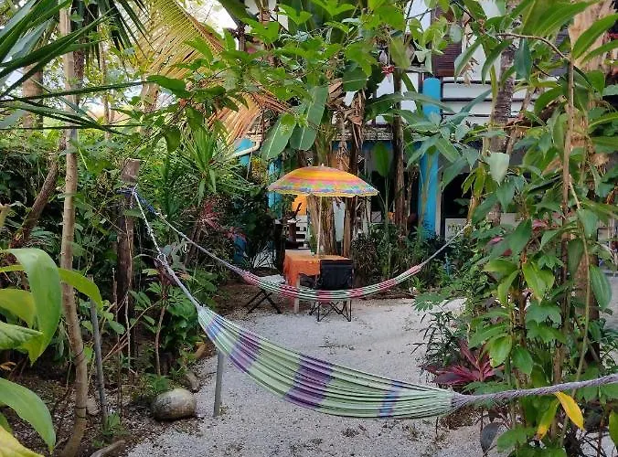Cabinas Del Mar Hostel *