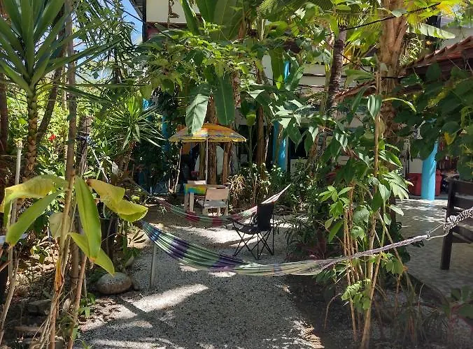 Cabinas Del Mar Hostel *
