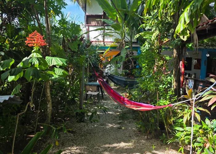 Cabinas Del Mar Hostel *